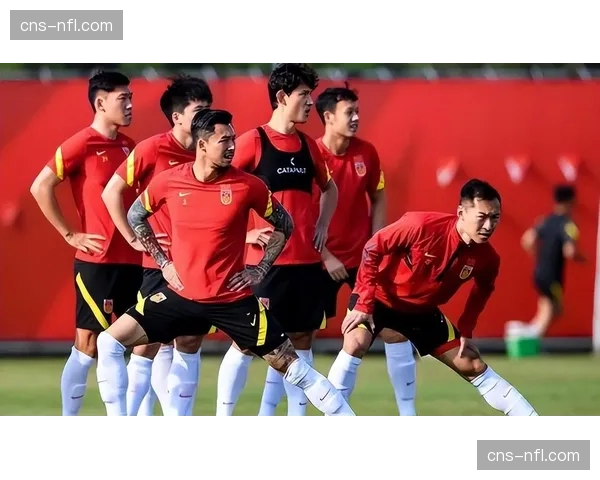 特写：19岁小将首秀即破门，赛后与看台上家人相拥而泣